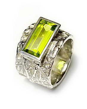 Peridot „Adieu tristesse“, braised silver