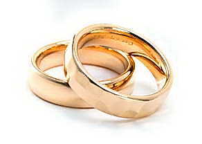 Trauringe 750/ Roségold, eine Oberfläche mit Hammerschlag