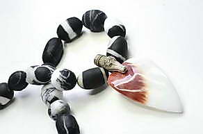 Kroko-Muschel-Anhänger mit Rheinkiesel