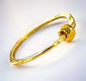 Orbit Revulution – geschmiedeter Ring aus 750/Gelbgold mit freiem Feingold-Trabant